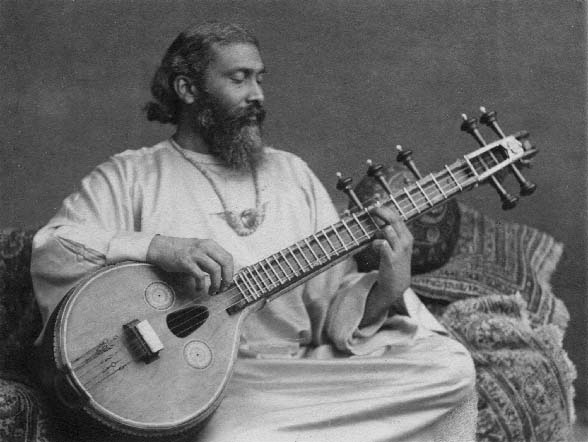 Pir-o-Murshid Hazrat Inayat Khan jouant de la vina